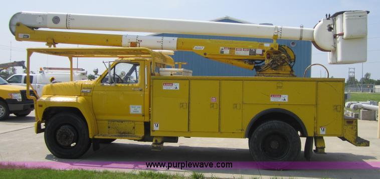 image for item 3761 1985 Ford F700 bucket truck