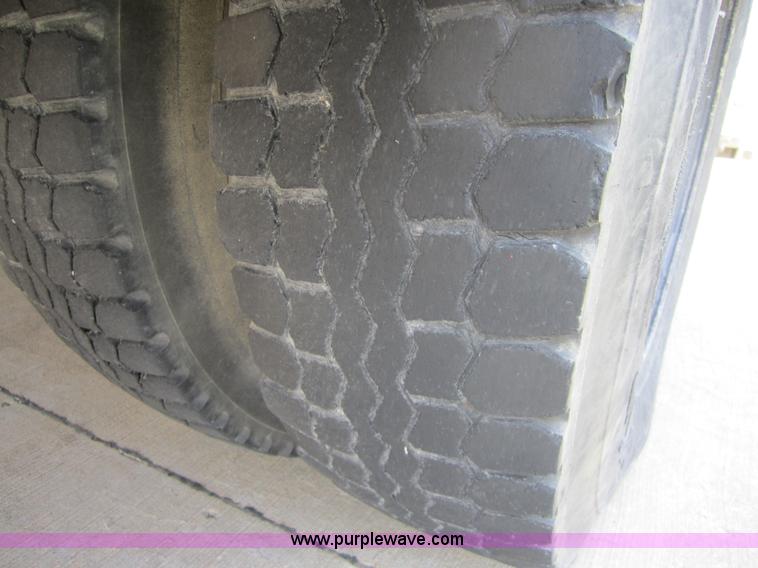 image for item 3761 1985 Ford F700 bucket truck