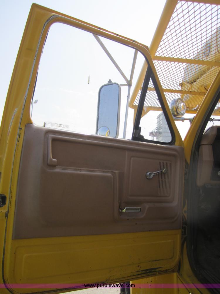 image for item 3761 1985 Ford F700 bucket truck