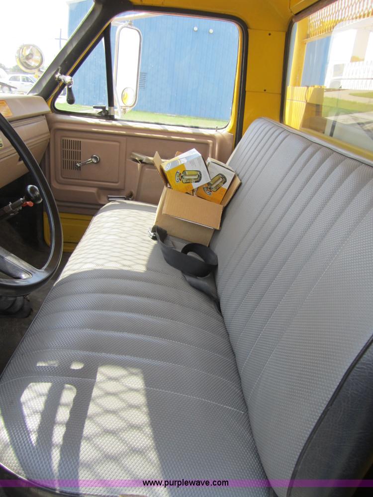 image for item 3761 1985 Ford F700 bucket truck