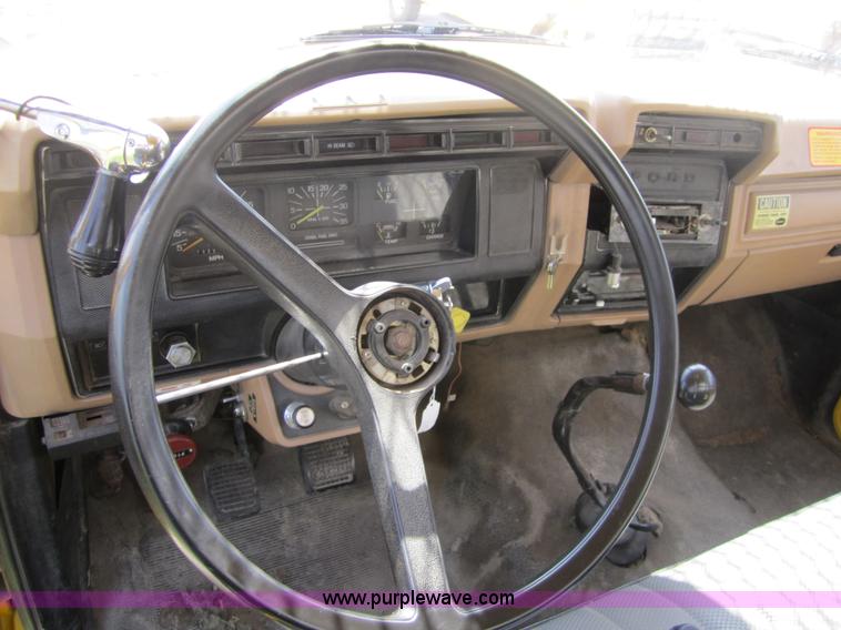 image for item 3761 1985 Ford F700 bucket truck