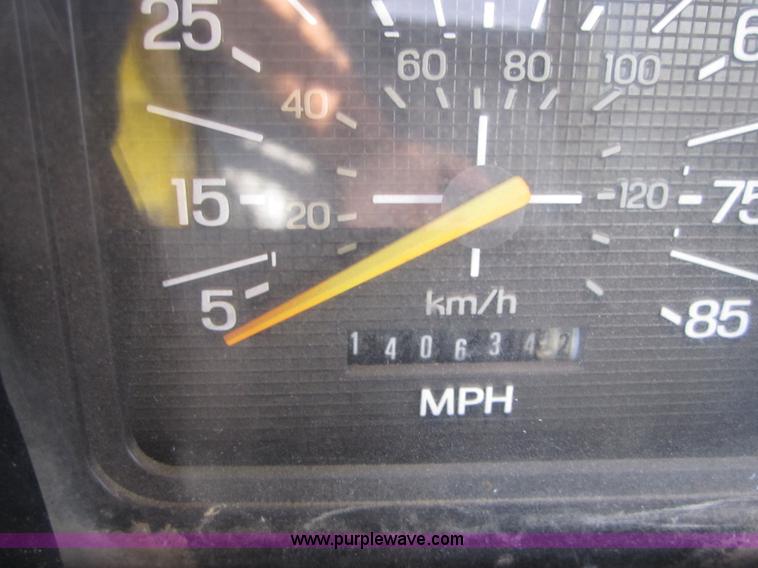 image for item 3761 1985 Ford F700 bucket truck