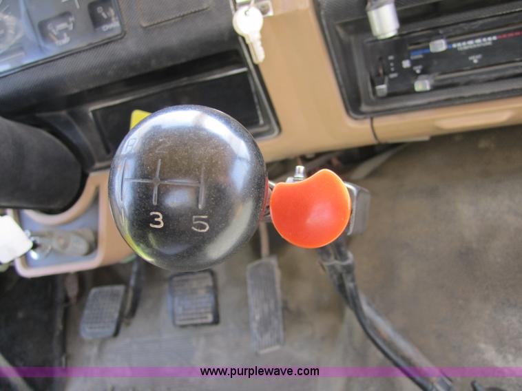 image for item 3761 1985 Ford F700 bucket truck