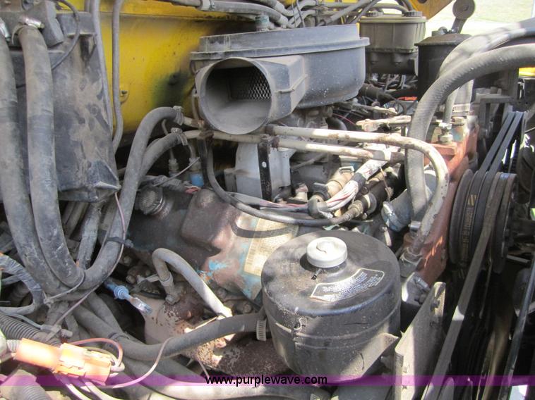 image for item 3761 1985 Ford F700 bucket truck