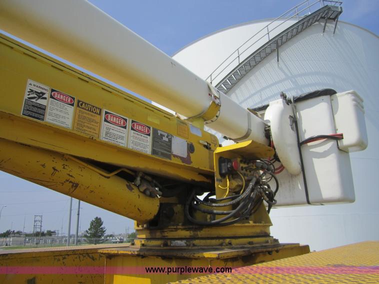 image for item 3761 1985 Ford F700 bucket truck