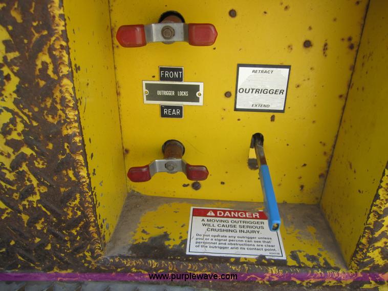 image for item 3761 1985 Ford F700 bucket truck