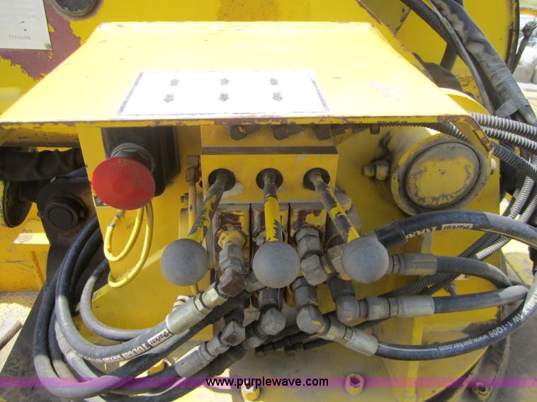 image for item 3761 1985 Ford F700 bucket truck