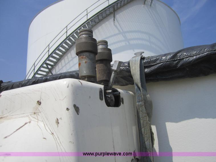 image for item 3761 1985 Ford F700 bucket truck