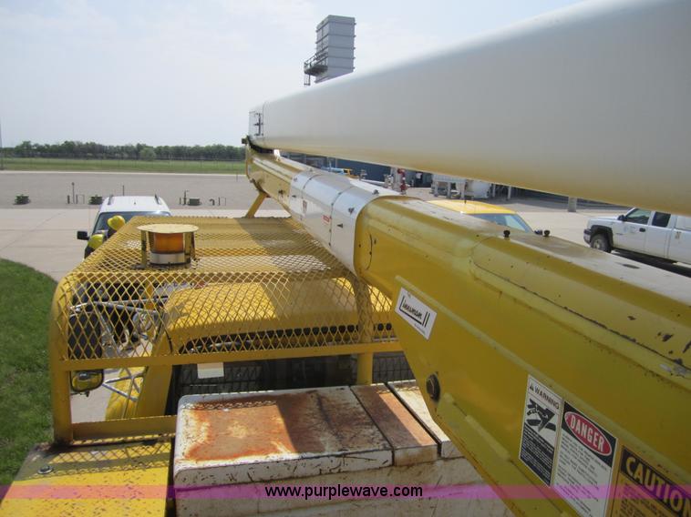 image for item 3761 1985 Ford F700 bucket truck