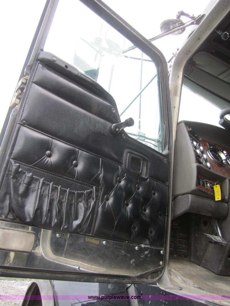 image for item 3880 2005 Kenworth T800 dump truck