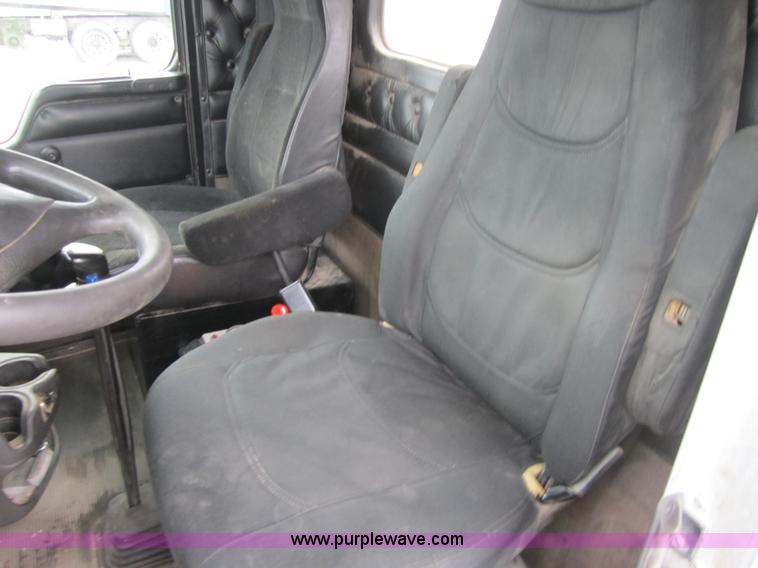 image for item 3880 2005 Kenworth T800 dump truck