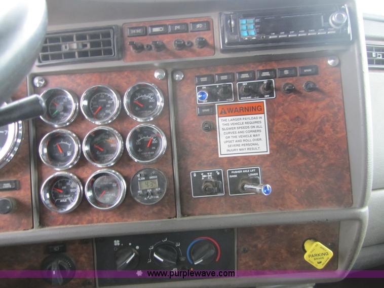 image for item 3880 2005 Kenworth T800 dump truck