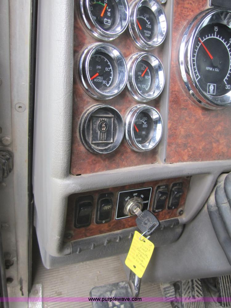 image for item 3880 2005 Kenworth T800 dump truck