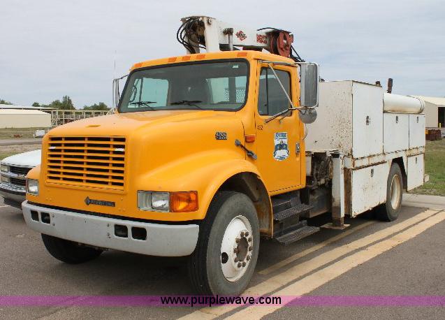 image for item 6833 2000 International 4700 service truck