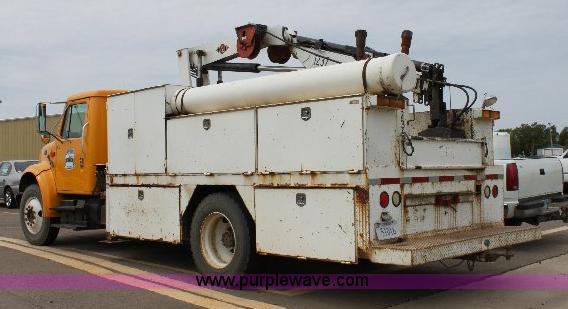 image for item 6833 2000 International 4700 service truck