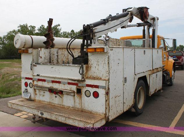 image for item 6833 2000 International 4700 service truck