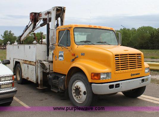 image for item 6833 2000 International 4700 service truck