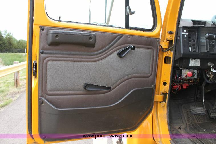 image for item 6833 2000 International 4700 service truck