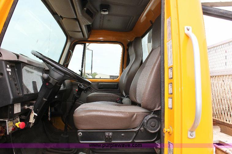 image for item 6833 2000 International 4700 service truck