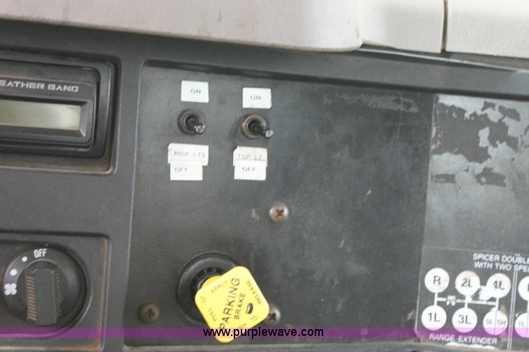 image for item 6833 2000 International 4700 service truck