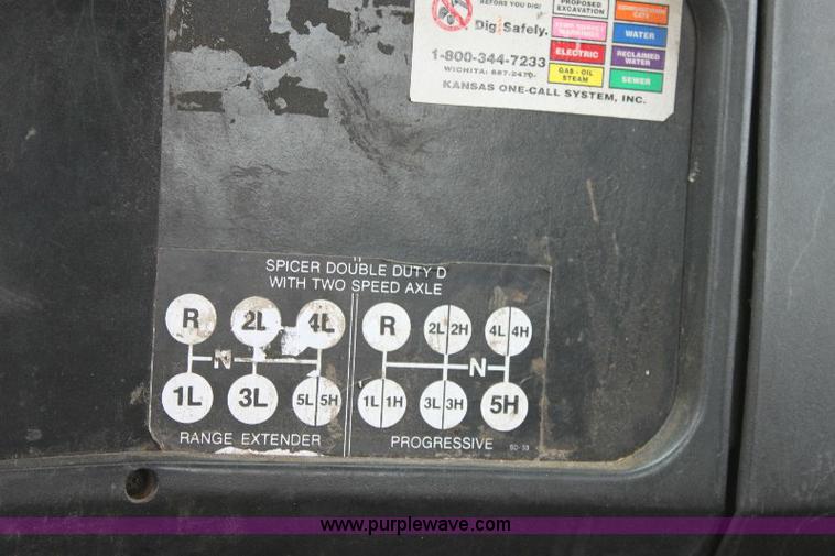 image for item 6833 2000 International 4700 service truck