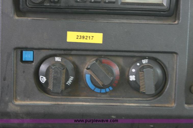 image for item 6833 2000 International 4700 service truck