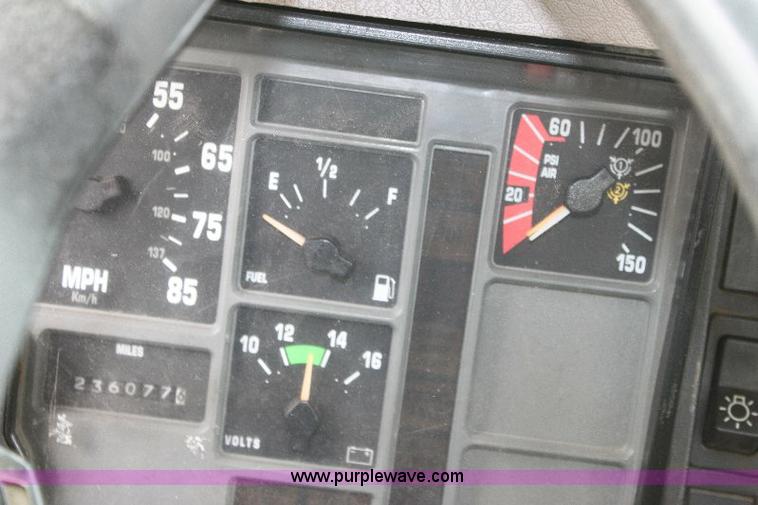 image for item 6833 2000 International 4700 service truck