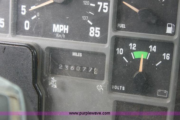 image for item 6833 2000 International 4700 service truck