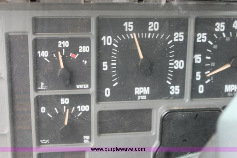 image for item 6833 2000 International 4700 service truck