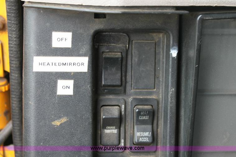 image for item 6833 2000 International 4700 service truck