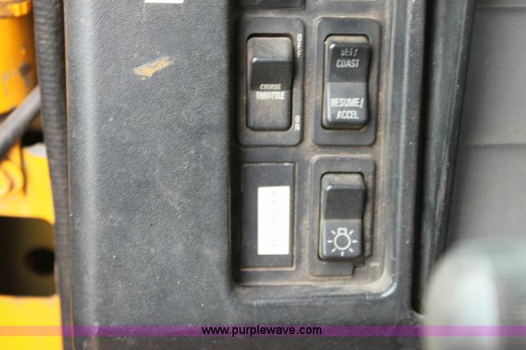 image for item 6833 2000 International 4700 service truck