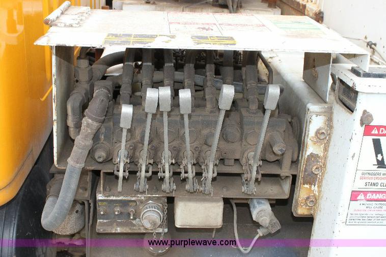 image for item 6833 2000 International 4700 service truck