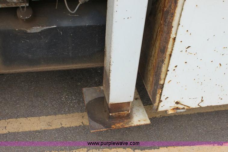 image for item 6833 2000 International 4700 service truck