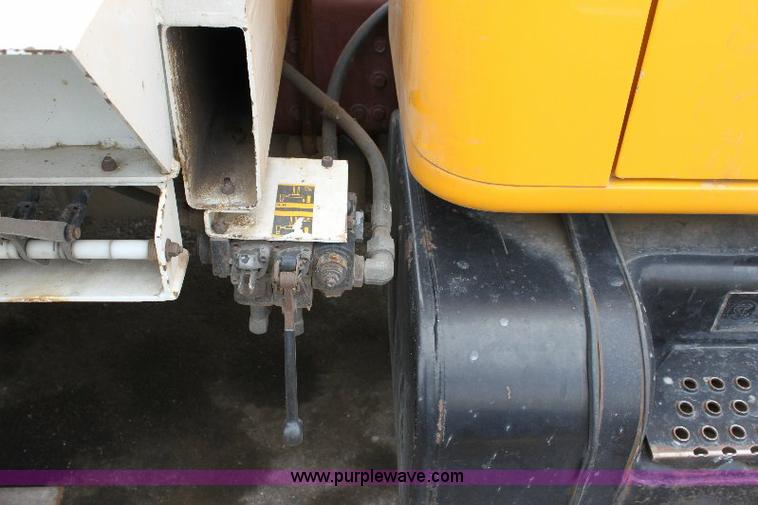 image for item 6833 2000 International 4700 service truck