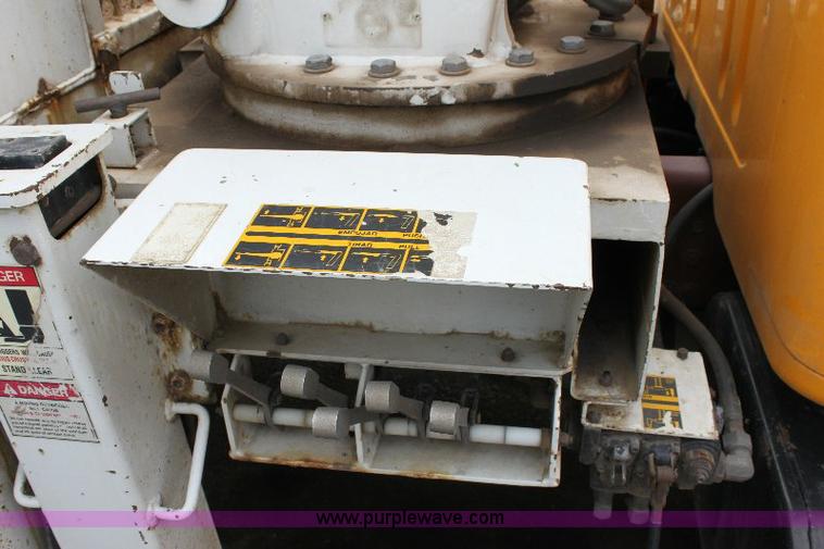 image for item 6833 2000 International 4700 service truck