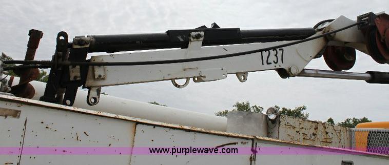 image for item 6833 2000 International 4700 service truck