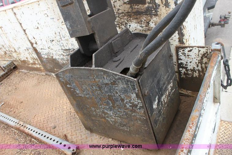 image for item 6833 2000 International 4700 service truck