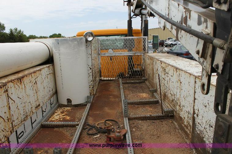 image for item 6833 2000 International 4700 service truck