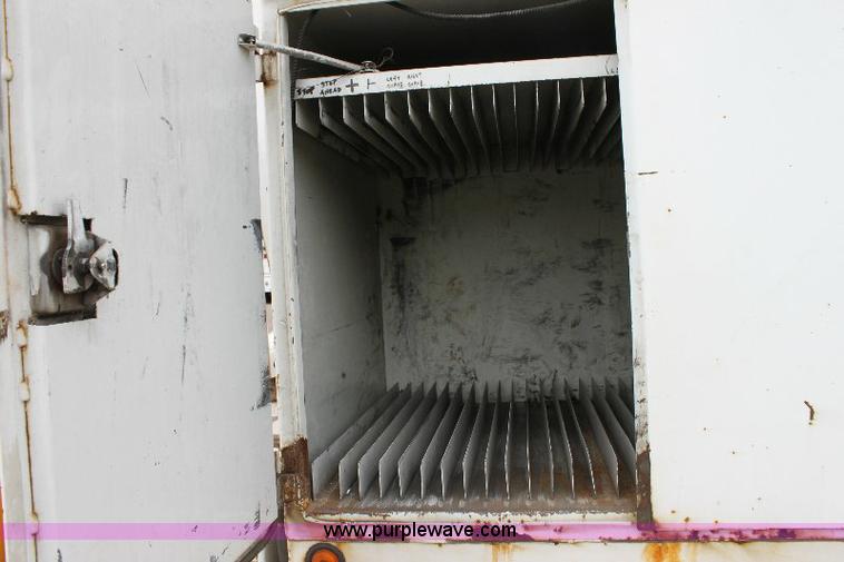 image for item 6833 2000 International 4700 service truck