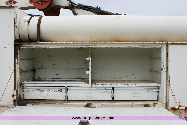 image for item 6833 2000 International 4700 service truck