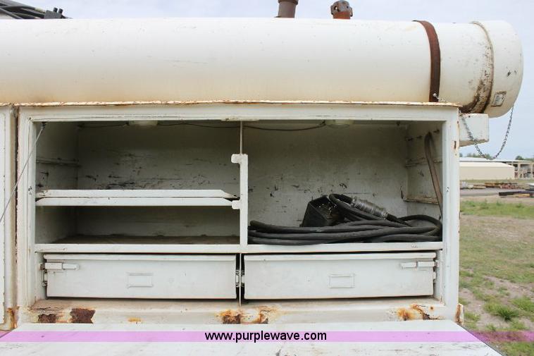 image for item 6833 2000 International 4700 service truck