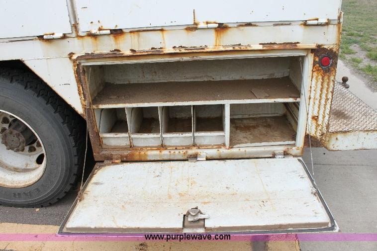 image for item 6833 2000 International 4700 service truck