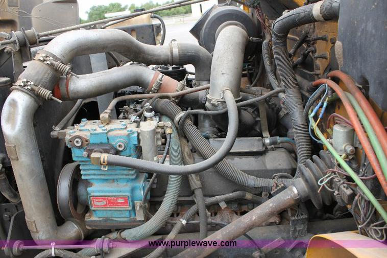 image for item 6833 2000 International 4700 service truck