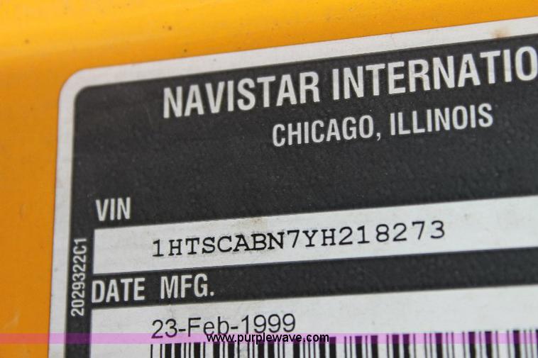 image for item 6833 2000 International 4700 service truck