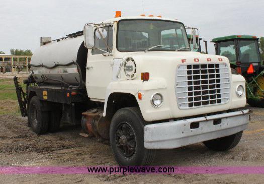 image for item 6839 1981 Ford LN8000 oil distributor truck