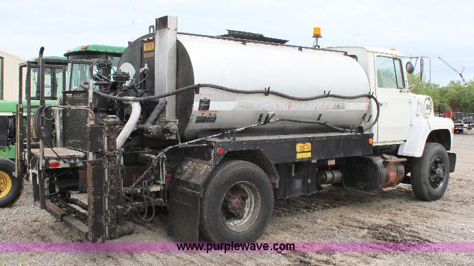 image for item 6839 1981 Ford LN8000 oil distributor truck