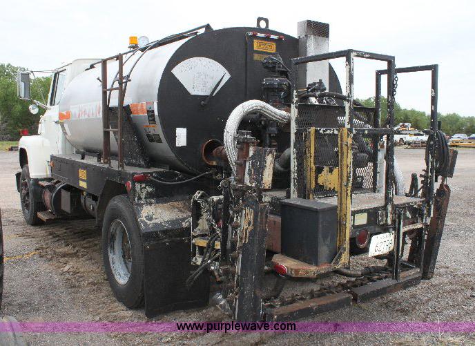 image for item 6839 1981 Ford LN8000 oil distributor truck