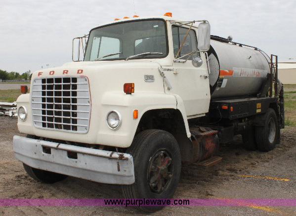 image for item 6839 1981 Ford LN8000 oil distributor truck