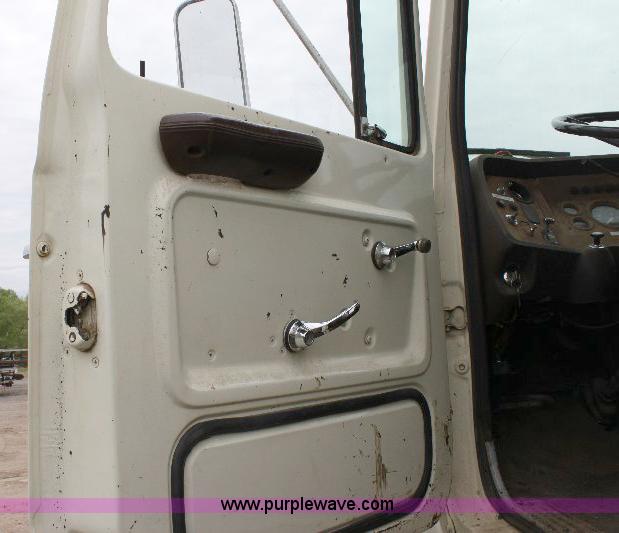 image for item 6839 1981 Ford LN8000 oil distributor truck