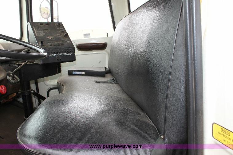 image for item 6839 1981 Ford LN8000 oil distributor truck